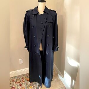 AMAZING!!!! Authentic VINTAGE NAVY BURBERRY trench with detachable wool lining.